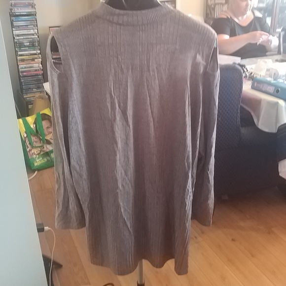 Signature Collection Metallic Bronze Cold Shoulder Top 2X - Picture 7 of 7